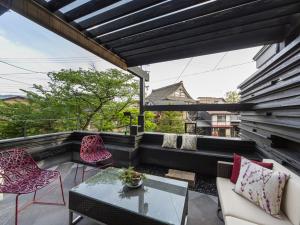 高山Sumiya Seika - Vacation STAY 17471v的阳台的天井配有桌椅