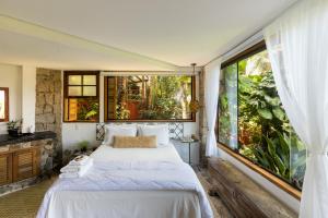 伊利亚贝拉Feiticeira Guesthouse的一间卧室设有一张床和一个大窗户