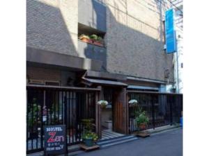 横滨Hostel Zen - Vacation STAY 91854v的一座建筑,前面有门和标志