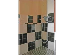横滨Hostel Zen - Vacation STAY 91854v的浴室铺有黑白瓷砖,设有淋浴。