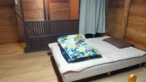 长滨市Kura "Ika" - Vacation STAY 95263v的一张床上的枕头,放在一个房间里