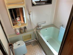 长滨市Kura "Ika" - Vacation STAY 95263v的带浴缸和卫生间的小浴室