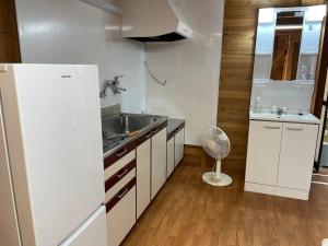 长滨市Kura "Ika" - Vacation STAY 95263v的一间带水槽和冰箱的小厨房
