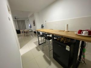 Bandar PenawarDesaru Happy Guest House E的一间厨房,内设一个柜台和凳子