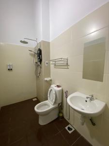 Bandar PenawarDesaru Happy Guest House E的一间带卫生间和水槽的浴室