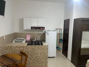 福塔莱萨Studio a 100m da praia - VILA PAITITÍ的小厨房配有炉灶和冰箱