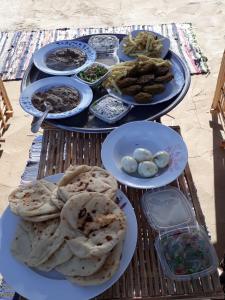 阿斯旺Golden nubian guesthouse的一张桌子,上面放着几盘食物