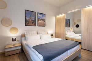 巴特阿罗尔森Apartment 54 - Ferienwohnung Bad Arolsen的一间卧室配有一张大床和镜子