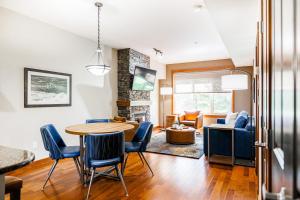 坎莫尔Stoneridge Mountain Resort的用餐室以及带桌椅的起居室。