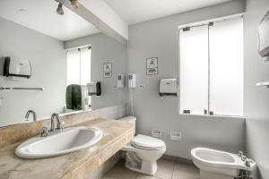 利马Selina Posada Miraflores的一间带水槽和卫生间的浴室