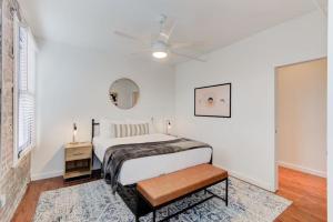 孟菲斯Sophisticated Apartment Downtown的白色卧室配有床和镜子