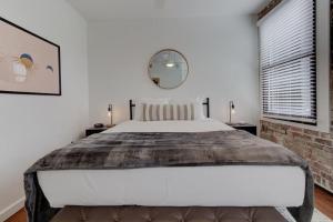 孟菲斯Handsomely Historic Place的一间卧室设有一张大床和砖墙