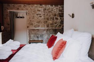 SeytrouxKern的卧室配有带红色枕头的白色床