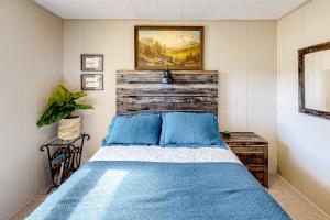 埃斯蒂斯帕克Fairways & 14ers的一间卧室配有一张带木制床头板的床