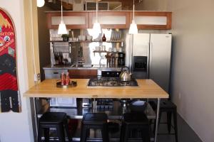 盐湖城NEW! Lavish Studio Loft in Central Downtown SLC的厨房配有柜台和冰箱。