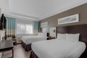 布鲁克林布鲁克林湾贝斯特韦斯特优质酒店的酒店客房设有两张床和电视。