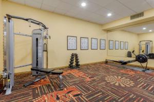 卡纳布红山贝斯特韦斯特酒店的健身房,带跑步机的健身房