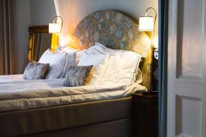 斯德哥尔摩Hotel Ruth, WorldHotels Crafted的一间卧室配有一张带两个枕头的床
