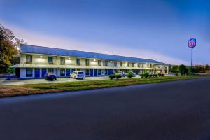 杰斐逊维尔Motel 6 Jeffersonville, IN的一座大型建筑,前面有汽车停放