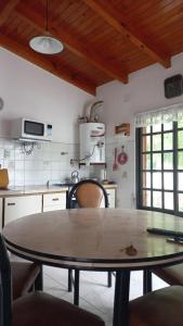 拉斯格路塔斯casa de mar的一间厨房,房间中间配有一张桌子