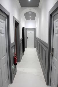 Laurieston Inn的走廊设有白色的墙壁和白色的地板及门