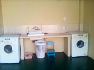 GualeguaychúMatices的洗衣房配有水槽和2台洗衣机