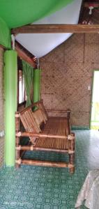 BuruangaLorenza's Cottage 1的砖墙房间的木凳