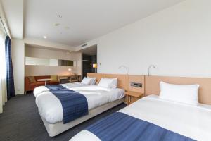 宫崎JR九州宫崎酒店的酒店客房配有两张床和一张书桌