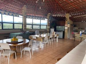 La GaritaVilla Garita Inn的一间带桌椅的用餐室和一间厨房