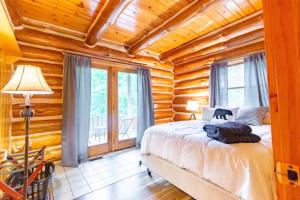 特拉弗斯城Hygge Up North Cabin的小木屋内一间卧室,配有一张床