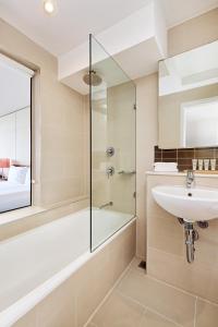 悉尼View Sydney的一间带玻璃淋浴和水槽的浴室