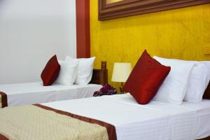康提梅里兰卡城市酒店的两间带红色枕头的酒店客房