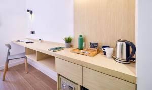 香港South Nest的厨房配有带咖啡设施的书桌