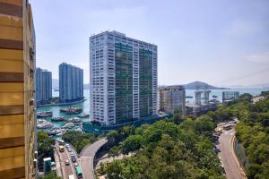 香港South Nest的享有拥有建筑和高速公路的城市美景