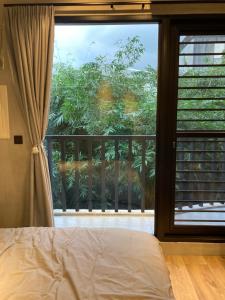 宜兰市薛宅的一间卧室设有窗户,享有阳台的景色