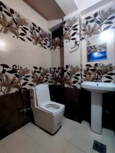 索拉哈Hotel Town View的一间带卫生间和水槽的浴室