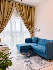 加影SUWAN Guesthouse A06 - 2BR Apartment with Pool Near UKM的客厅设有蓝色的沙发和窗户。
