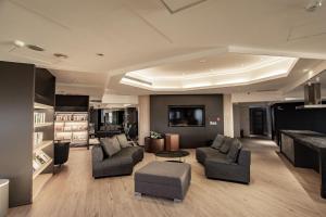 台北台北中山旅居文旅-松山机场馆的带沙发和电视的大型客厅