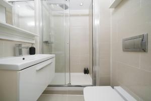 伦敦Your Own House, 2 Bedr, 3 Beds, 2,5 Bath, Covent Gdn的带淋浴、卫生间和盥洗盆的浴室