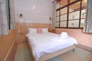 台南好南人-台南 雙人套房的小房间设有床和窗户