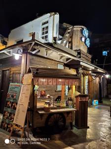 台南好南人-台南 雙人套房的夜间在建筑物前的食车