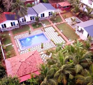 阿姆波尔White Truffle Resort, Arambol的享有带游泳池的房屋的空中景致