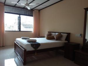 科伦坡科伦坡度假屋的一间卧室设有一张床和一个大窗户