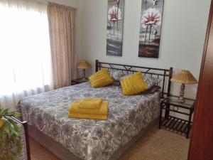 DalmadaPecan Nut Place的一间卧室配有一张黄色毛巾的床