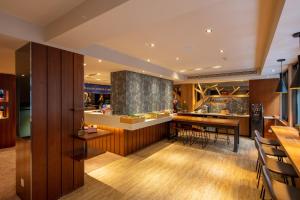 台北Rich & Free Hotel - Kaifeng 富逸旅趣-北車開封館的厨房以及带桌椅的用餐室。