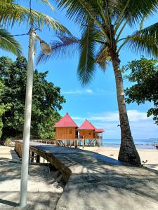 MasohiSing Key Beach的海滩上的度假村,两棵棕榈树