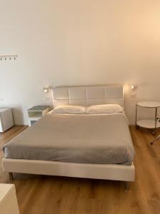 佩斯卡拉Civico 28的卧室配有白色的床和2张桌子