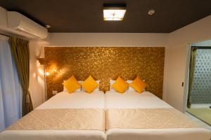 名古屋Japan Hinata Hotel 池下駅徒歩2分 1LDK 50平米 8名的卧室配有一张带黄色枕头的大型白色床。