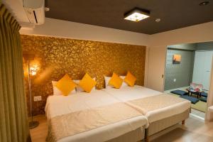 名古屋Japan Hinata Hotel 池下駅徒歩2分 1LDK 50平米 8名的一间卧室配有一张带黄色枕头的大床