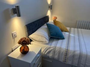 伦敦Pods of Kings Cross -1的一间卧室配有一张带蓝色和白色枕头的床